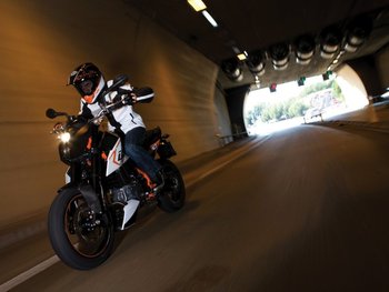 38197 690 Duke R Action 2010