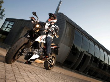 38198 690 Duke R Action 2010