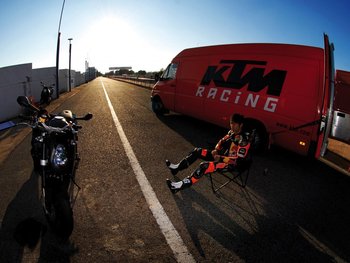 38204 990 Super Duke R Action 2010