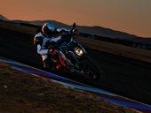 38205 990 Super Duke R Action 2010