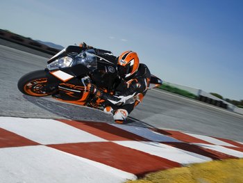 47057 RC8 R 2011 Action