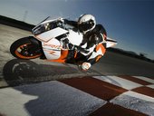 47142 RC8 R 2011 Action