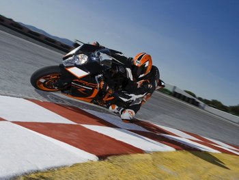 47176 RC8 R 2011 Action