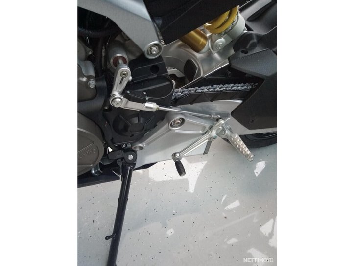 Moottoripyörä Aprilia Tuono 2022 10848929