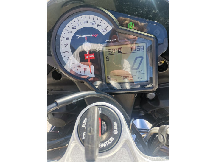 Moottoripyörä Aprilia Tuono 2013 16880510