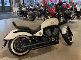 Moottoripyörä Victory Vegas 2012 24094318