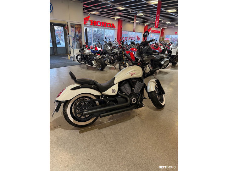 Moottoripyörä Victory Vegas 2012 24094318