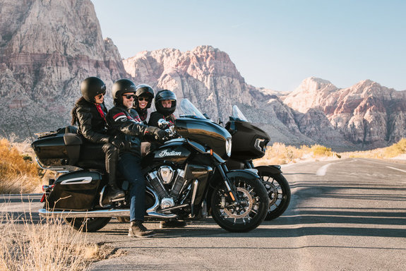 2025-na-imc-indian-roadmaster-powerplus-black-metallic-pursuit-dark-horse-sunset-red-blacksmoke-lifestyle-277