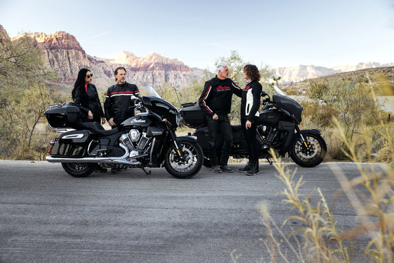 2026-na-imc-pga-roadmaster-powerplus-dark-horse-black-smoke-limited-black-metallic-lifestyle-194