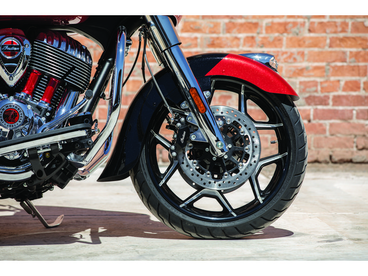 Väri: Thunder Black Vivid Crystal / Wildfire Red Candy