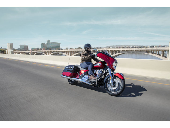 Väri: Thunder Black Vivid Crystal / Wildfire Red Candy