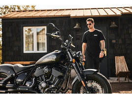 2026-na-imc-chief-bobber-dark-horse-black-smoke-lifestyle-61-8949