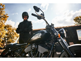 2026-na-imc-chief-bobber-dark-horse-black-smoke-riding-lifestyle-62-9118