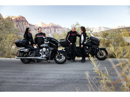 2026-na-imc-pga-roadmaster-powerplus-dark-horse-black-smoke-limited-black-metallic-lifestyle-194