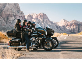 2025-na-imc-indian-roadmaster-powerplus-black-metallic-pursuit-dark-horse-sunset-red-blacksmoke-lifestyle-277