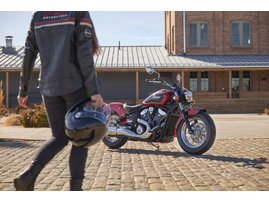 2026-na-imc-scout-classic-sunset-red-metallic-lifestyle