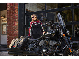 2025-imc-indian-super-chief-dark-horse-black-metallic-lifestyle-03