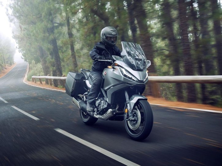 Väri: Mat Warm Ash Metallic