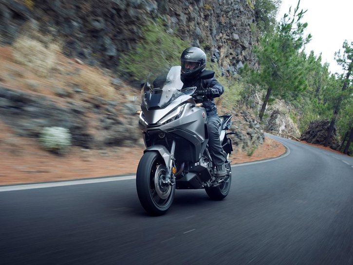 Väri: Mat Warm Ash Metallic