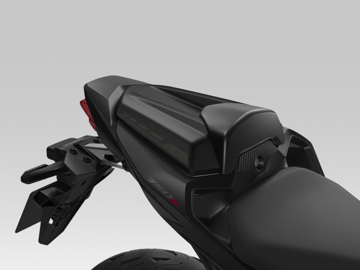 Väri: Mat Ballistic Black Metallic 25