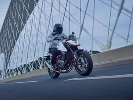 25YM CB750 Hornet Mat Pearl Glare White RHS 020