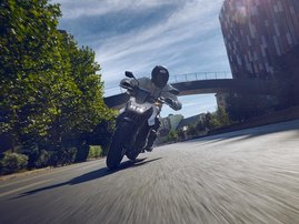 25YM CB750 Hornet Mat Pearl Glare White RHS 023