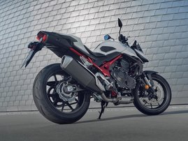 25YM CB750 Hornet Mat Pearl Glare White RHS 024