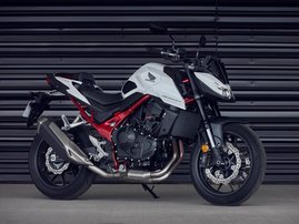 25YM CB750 Hornet Mat Pearl Glare White RHS 025