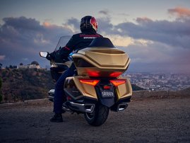 25YM GL1800 Gold Wing Tour 50th Anniversary DCT Airbag YR387N Eternal Gold 07