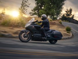 25YM GL1800 Gold Wing 50th Anniversary DCT NHA86 Black Ballistic Metallic 09