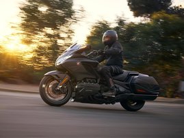 25YM GL1800 Gold Wing 50th Anniversary DCT NHA86 Black Ballistic Metallic 10