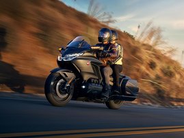 25YM GL1800 Gold Wing 50th Anniversary DCT NHA86 Black Ballistic Metallic 11