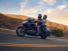 25YM GL1800 Gold Wing 50th Anniversary DCT NHA86 Black Ballistic Metallic 12