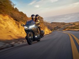 25YM GL1800 Gold Wing 50th Anniversary DCT NHA86 Black Ballistic Metallic 16