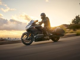 25YM GL1800 Gold Wing 50th Anniversary DCT NHA86 Black Ballistic Metallic 17