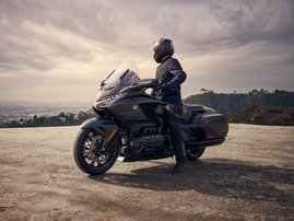 25YM GL1800 Gold Wing 50th Anniversary DCT NHA86 Black Ballistic Metallic 19