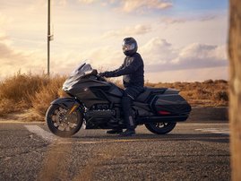 25YM GL1800 Gold Wing 50th Anniversary DCT NHA86 Black Ballistic Metallic 21