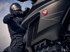 25YM GL1800 Gold Wing 50th Anniversary DCT NHA86 Black Ballistic Metallic 32