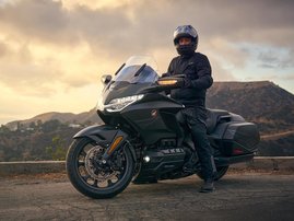 25YM GL1800 Gold Wing 50th Anniversary DCT NHA86 Black Ballistic Metallic 37