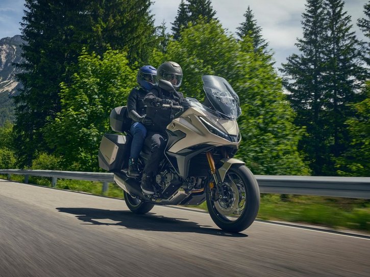 Väri: Mat Warm Ash Metallic