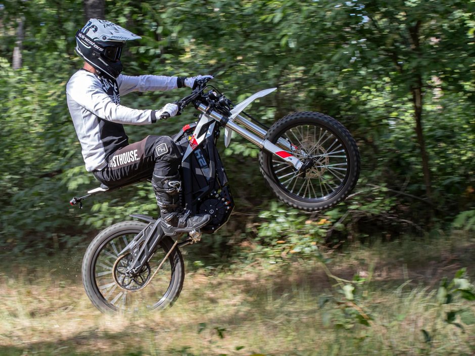 2026 Zero XB sahkomopo Action-001