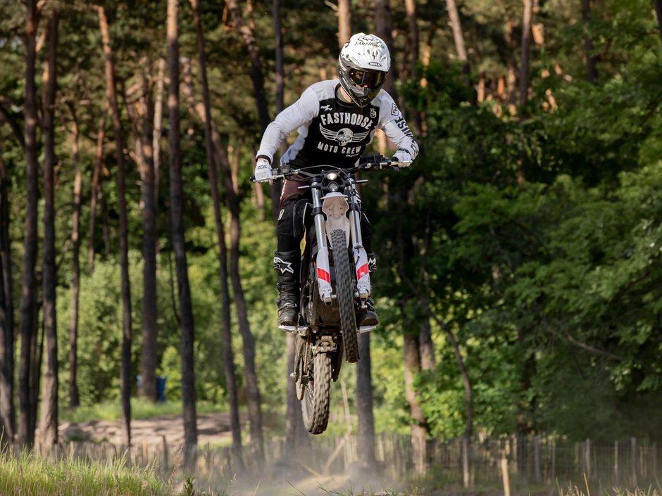 2026 Zero XE sahkomoottoripyora Action-005