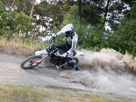 2026 Zero XE sahkomoottoripyora Action-007