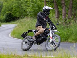 2026 Zero XE sahkomoottoripyora Action-008