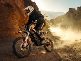 2026 Zero XE sahkomoottoripyora Action-010