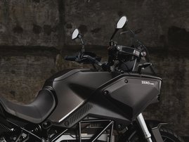 Zero-Motorcycles MY24 DSRX Studio 2